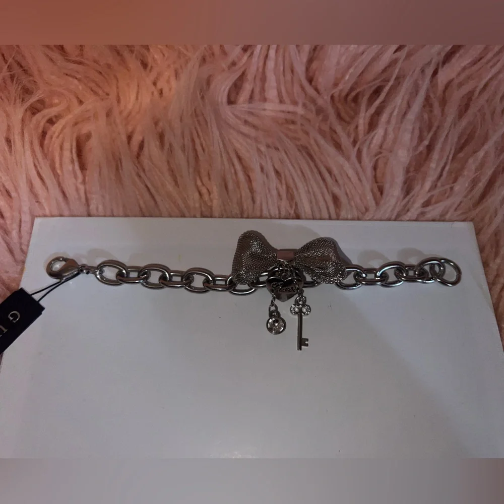 Guess - Picture 4 of 4